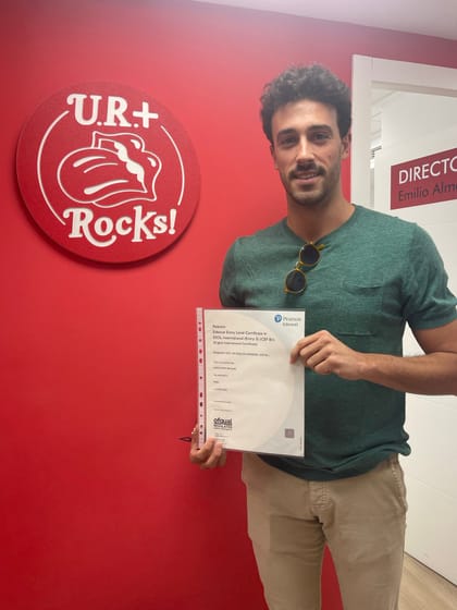 Alumno de Academia UR+ con su certificado oficial Pearson de nivel B1