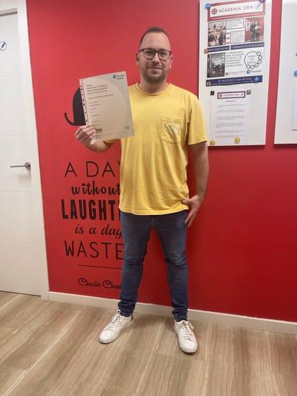 Alumna de Academia UR+ con su certificado oficial Pearson de nivel B2