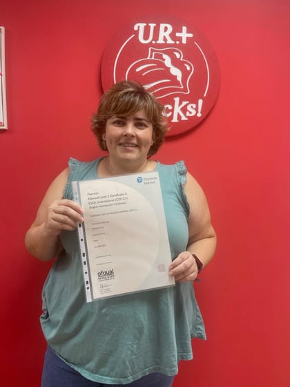 Alumna de Academia UR+ con su certificado oficial Pearson de nivel C1