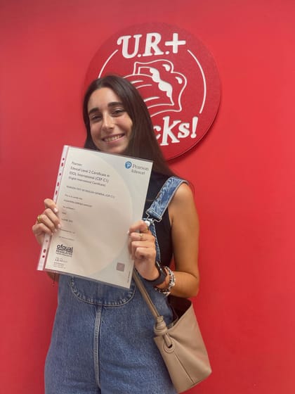 Alumno de Academia UR+ con su certificado oficial Pearson de nivel C1