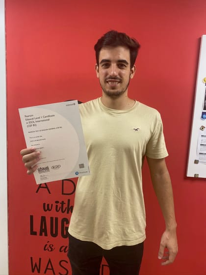 Alumno de Academia UR+ con su certificado oficial Pearson de nivel C1