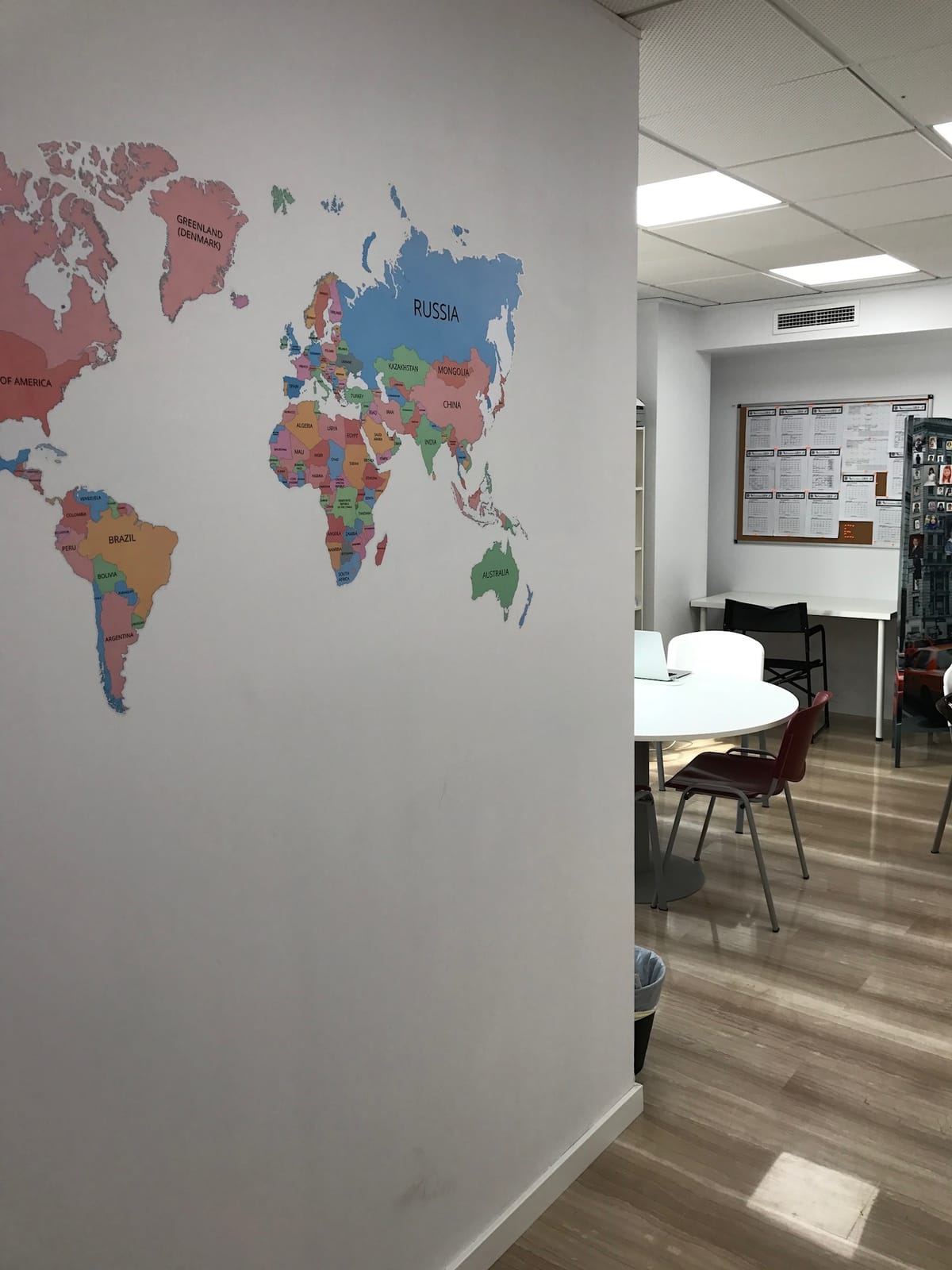 Aula de la academia de inglés UR+ en Valencia, preparada para clase