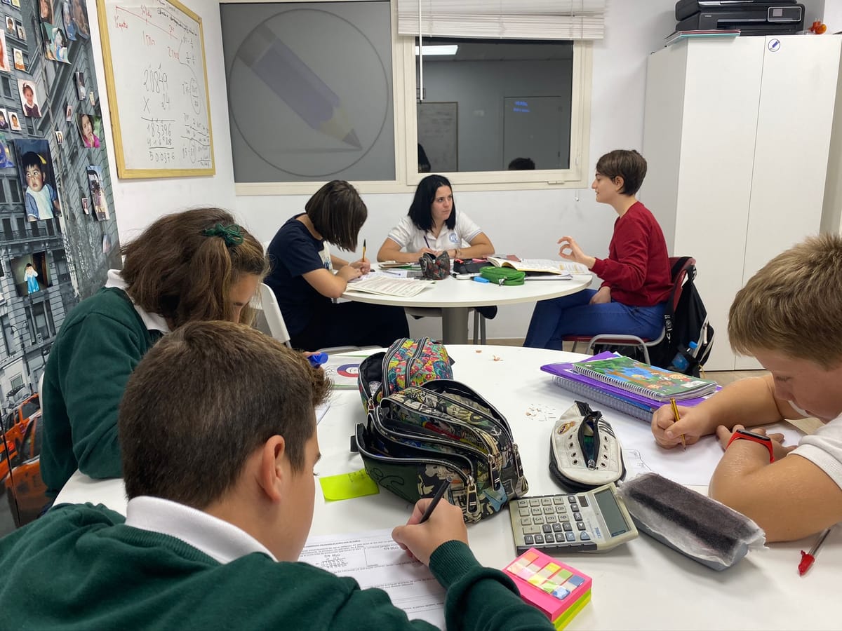 Clase de inglés en grupo reducido en Academia UR+, con la profesora atendiendo a cada alumno