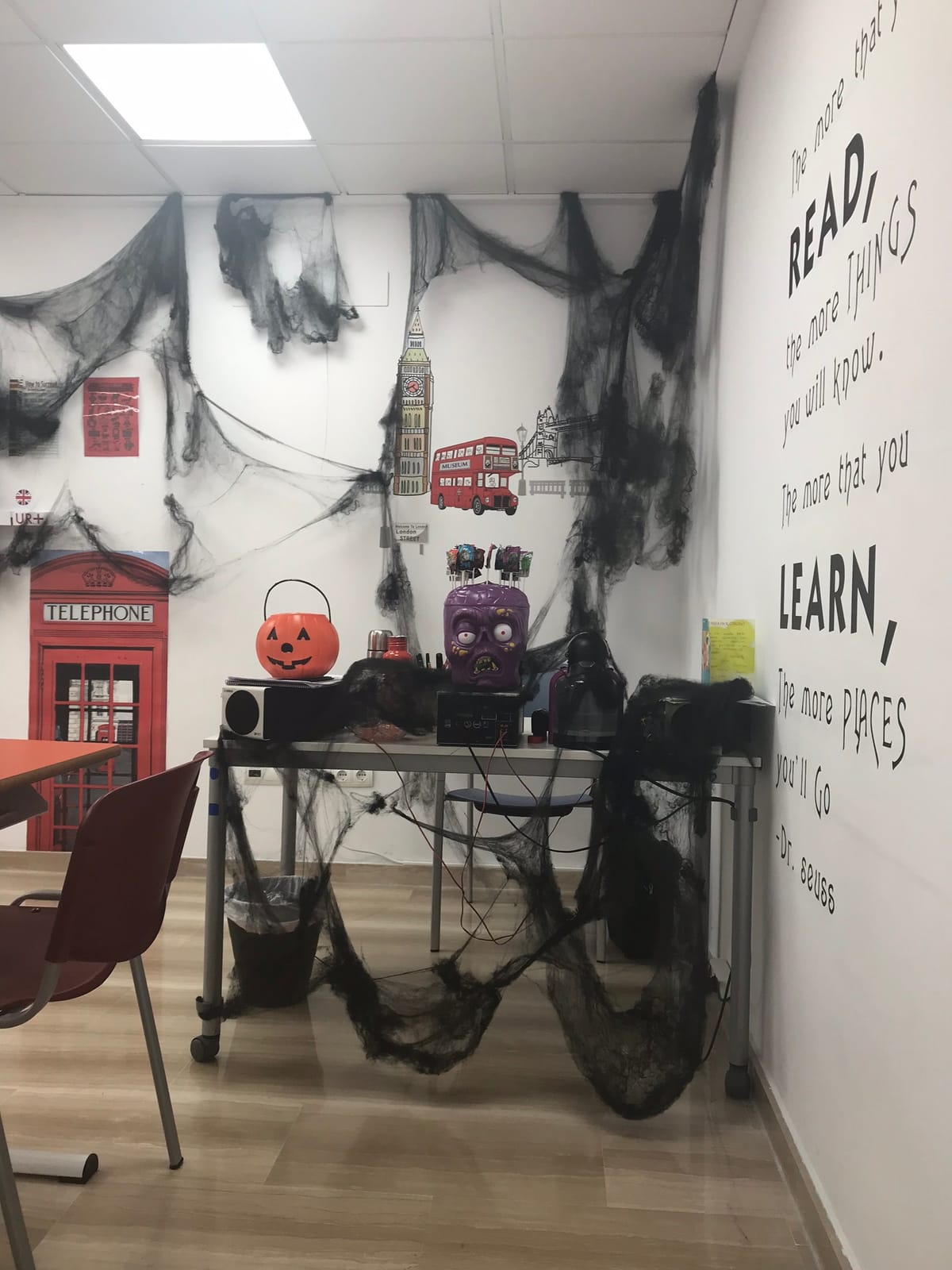 Aula de Academia UR+ decorada para Halloween
