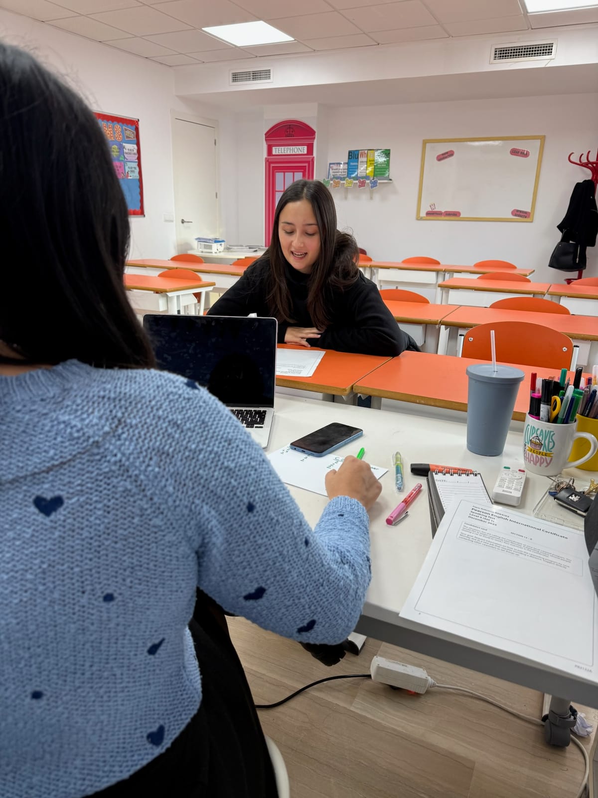 Profesora de Academia UR+ dando una clase particular de inglés